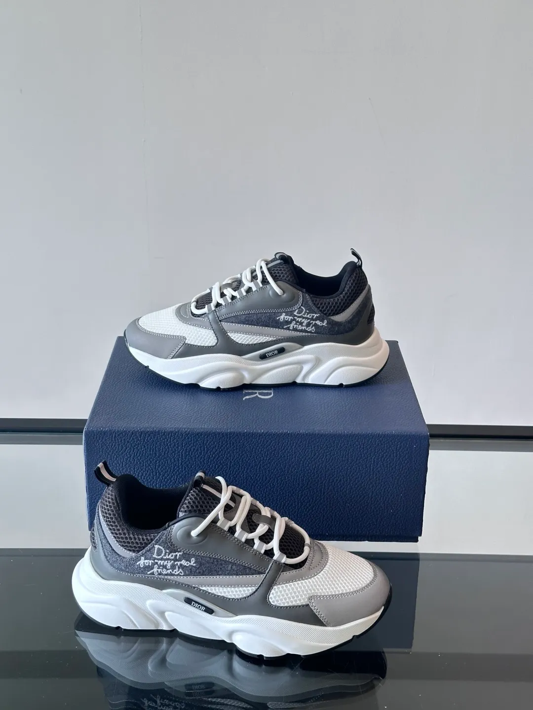 Factory price: 480💰 ◾️▫️Dior D®️ x 🆕 (high version) B22 men's jogging fashion sneakers, this single product draws inspiration from retro jogging shoes. It adopts a thick low-top design, with an upper made of black cow leather and mesh fabric, and a black and white engraved rubber sole. Black mesh fabric tongue and heel counters complement black laces, with an embossed "Di~r" logo embellishment on the side. These sneakers can be mixed and matched with a classic suit for a sporty chic look! Size: 39-45 (38, 46, 47 can be customized)